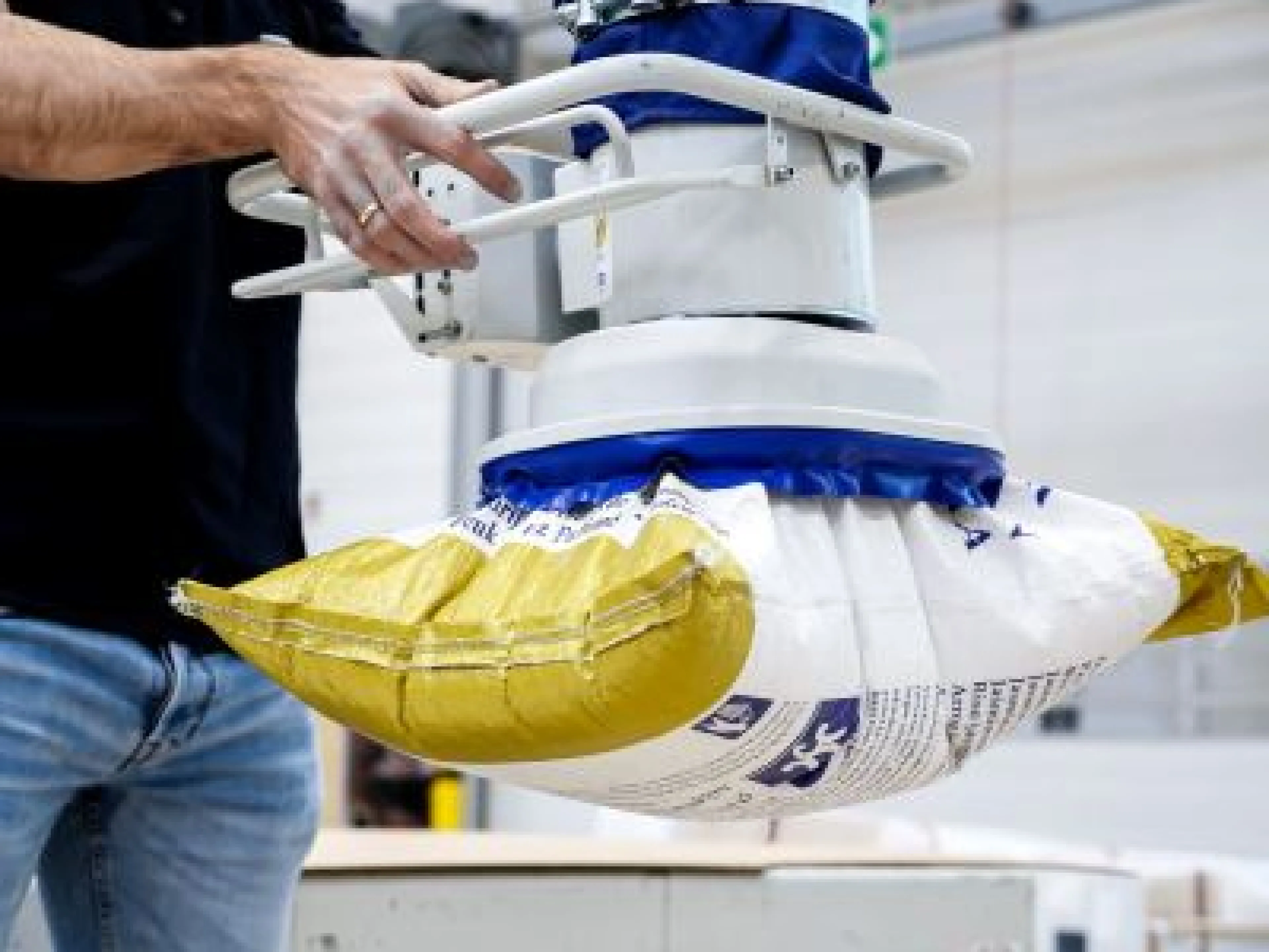Der Sacksauggreifer PSSG packt am Jumbo kraftvoll zu und überzeugt dank des Dichtelements durch lange Standzeiten