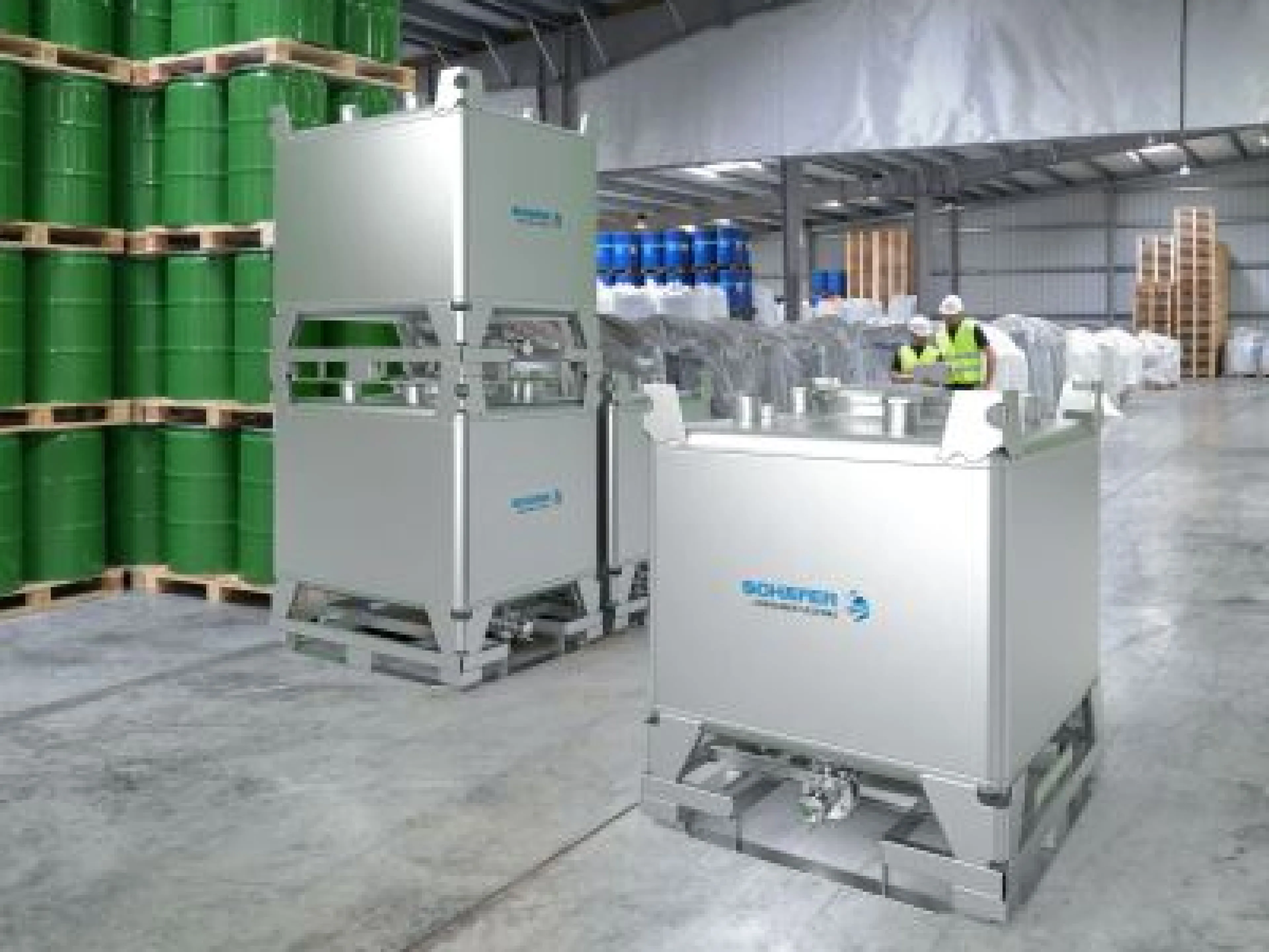 Stapelbarer IBC Mehrwegbehälter aus Edelstahl im Grundmaß einer Industriepalette