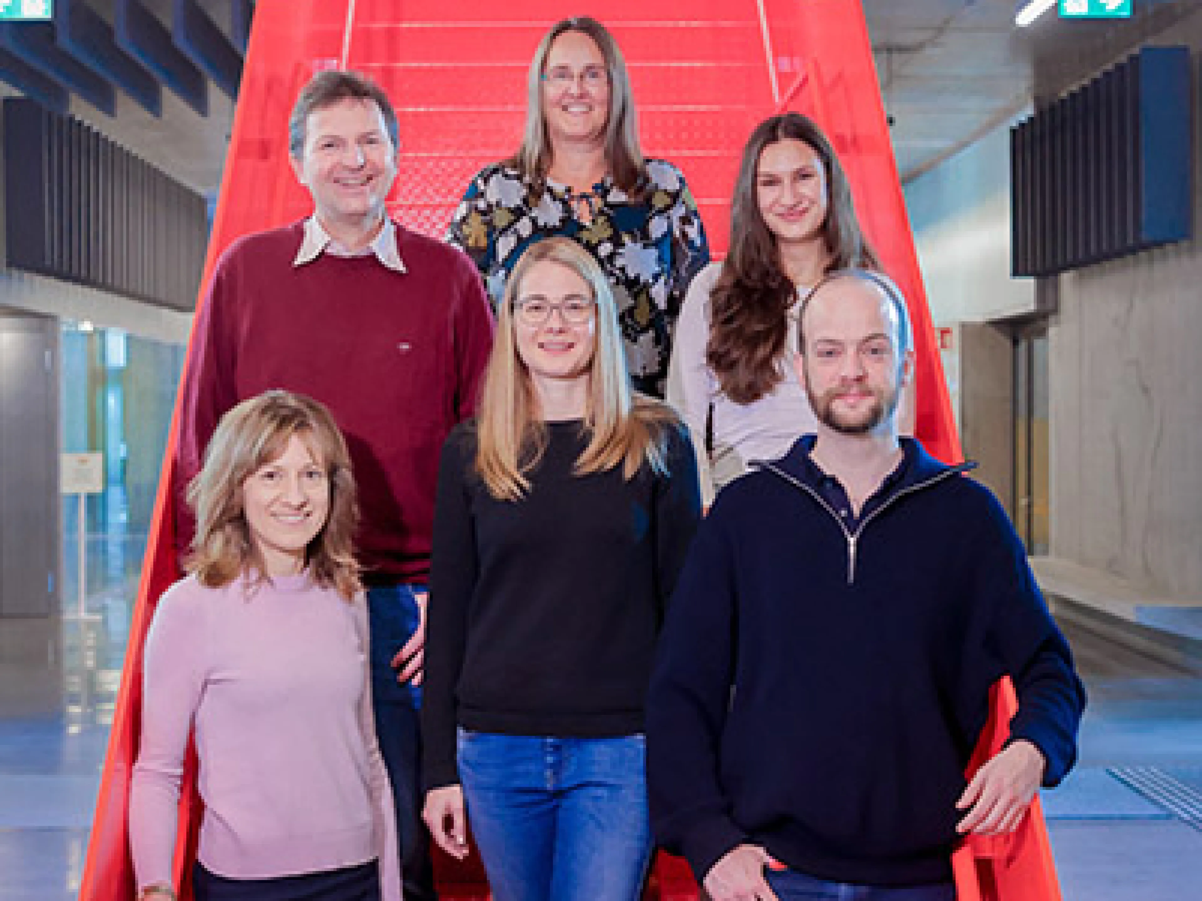 Prof. Dr. Viktoriia Wagner, Carolin Ganas und Frerik Jumpertz. Oben von links nach rechts: Prof. Dr. Ulrich Schörken, Prof. Dr. Birgit Glüsen und Edda John von der TH Köln