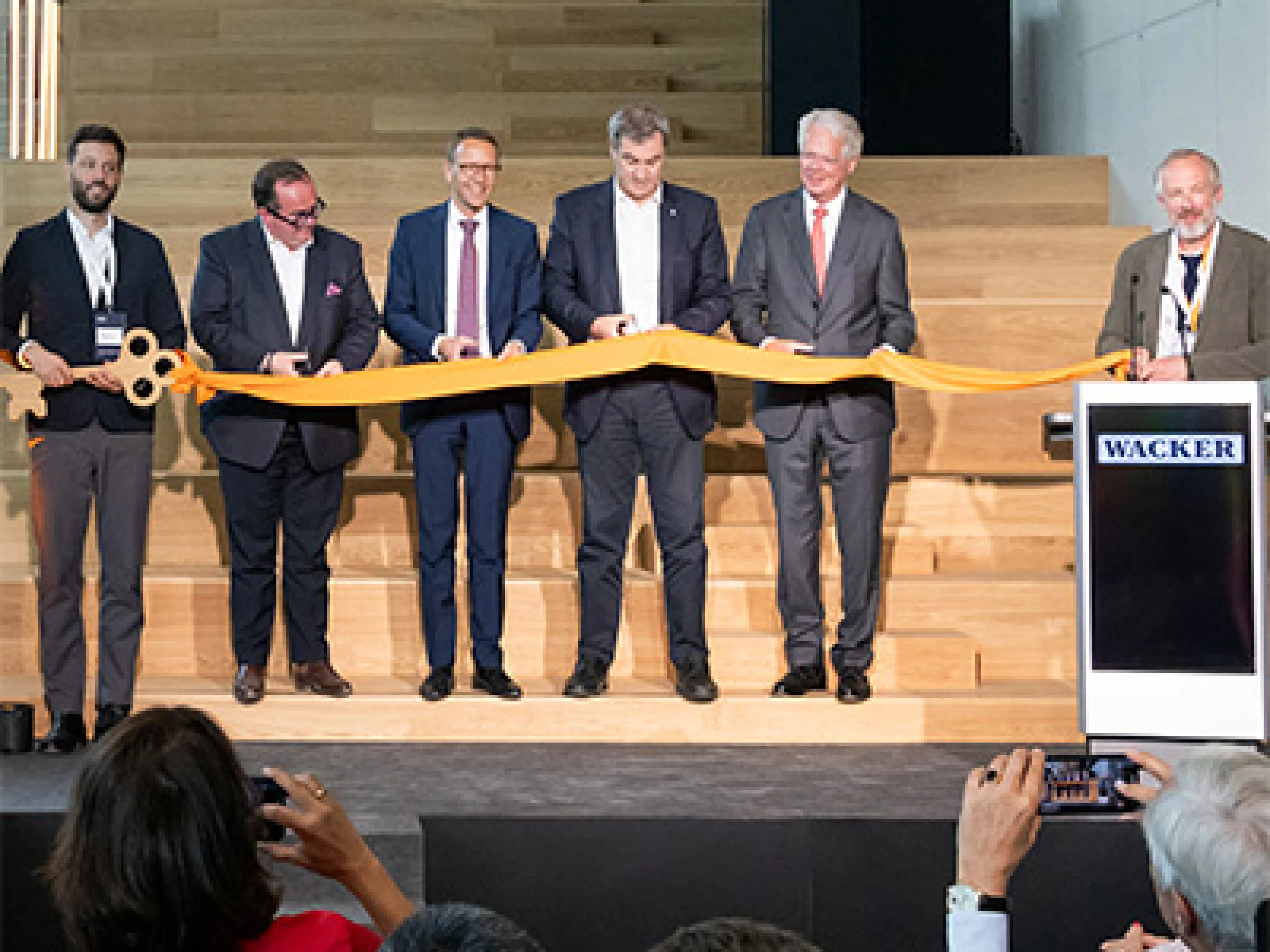 Offizielle Eröffnung (v.l.n.r.:) Max Weissberger, Architekturbüro C.F. Møller, Clemens Baumgärtner, Referent für Arbeit und Wirtschaft der Stadt München, Christian Hartel, CEO Wacker, Bayerns Ministerpräsident Markus Söder, Peter-Alexander Wacker, Aufsichtsratschef Wacker, und Mads Mandrup Hansen, C.F. Møller