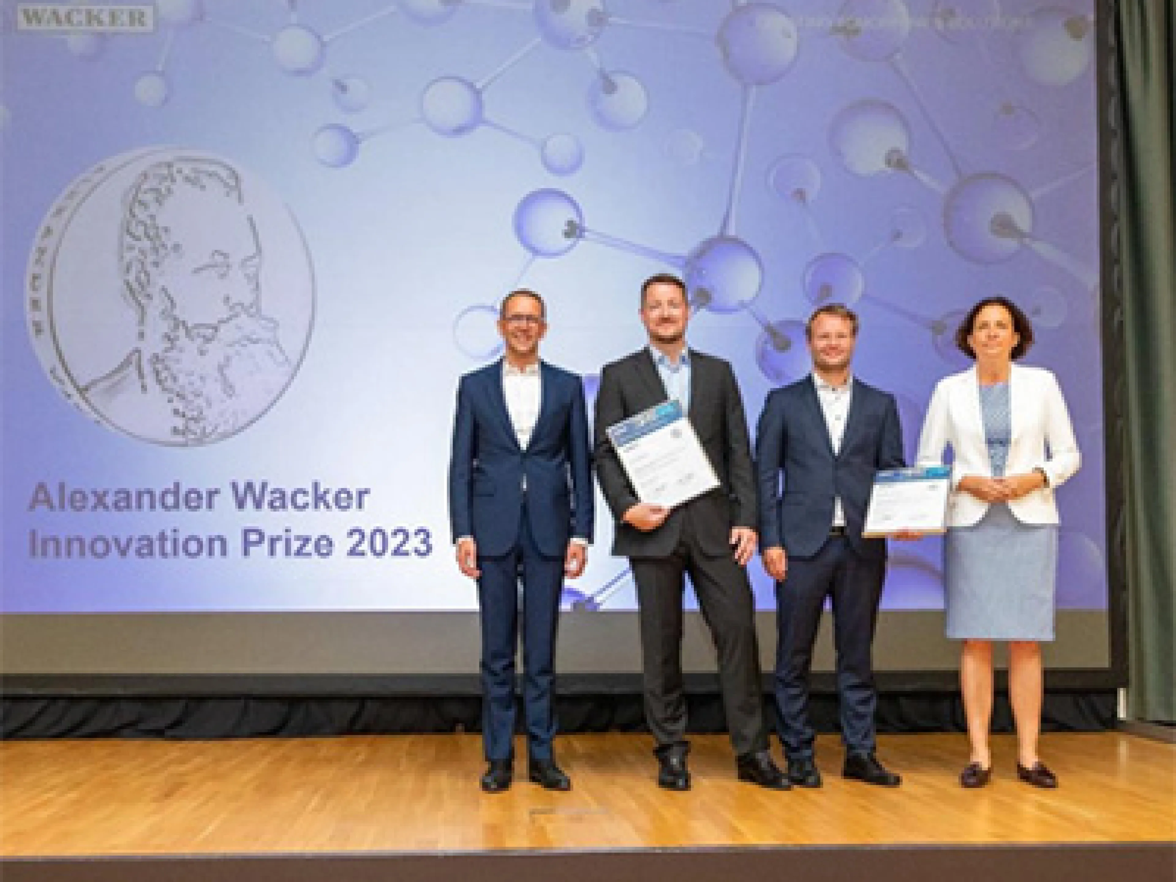 Paul Bönisch (2. v. l.) und Markus Wenzeis (3. v. l.) von Wacker Polysilicon bekamen den Alexander Wacker Innovationspreis 2023 von Wacker-Vorstandschef Christian Hartel (l.) und Vorstandsmitglied Angela Wörl (r.) überreicht