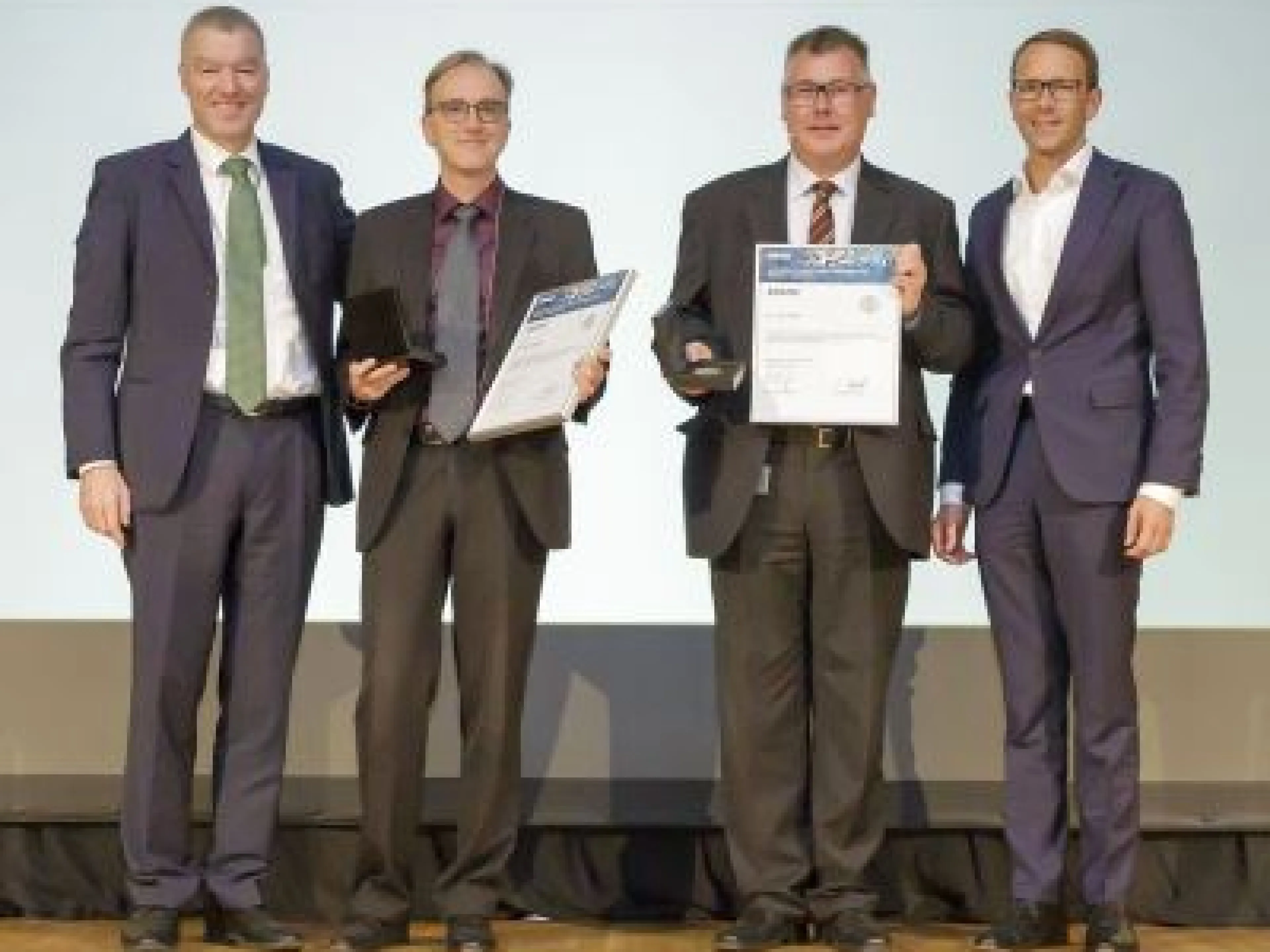 Wacker verleiht Innovationspreis für die Entwicklung neuartiger Bindemittel für Klebstoffe und Beschichtungen