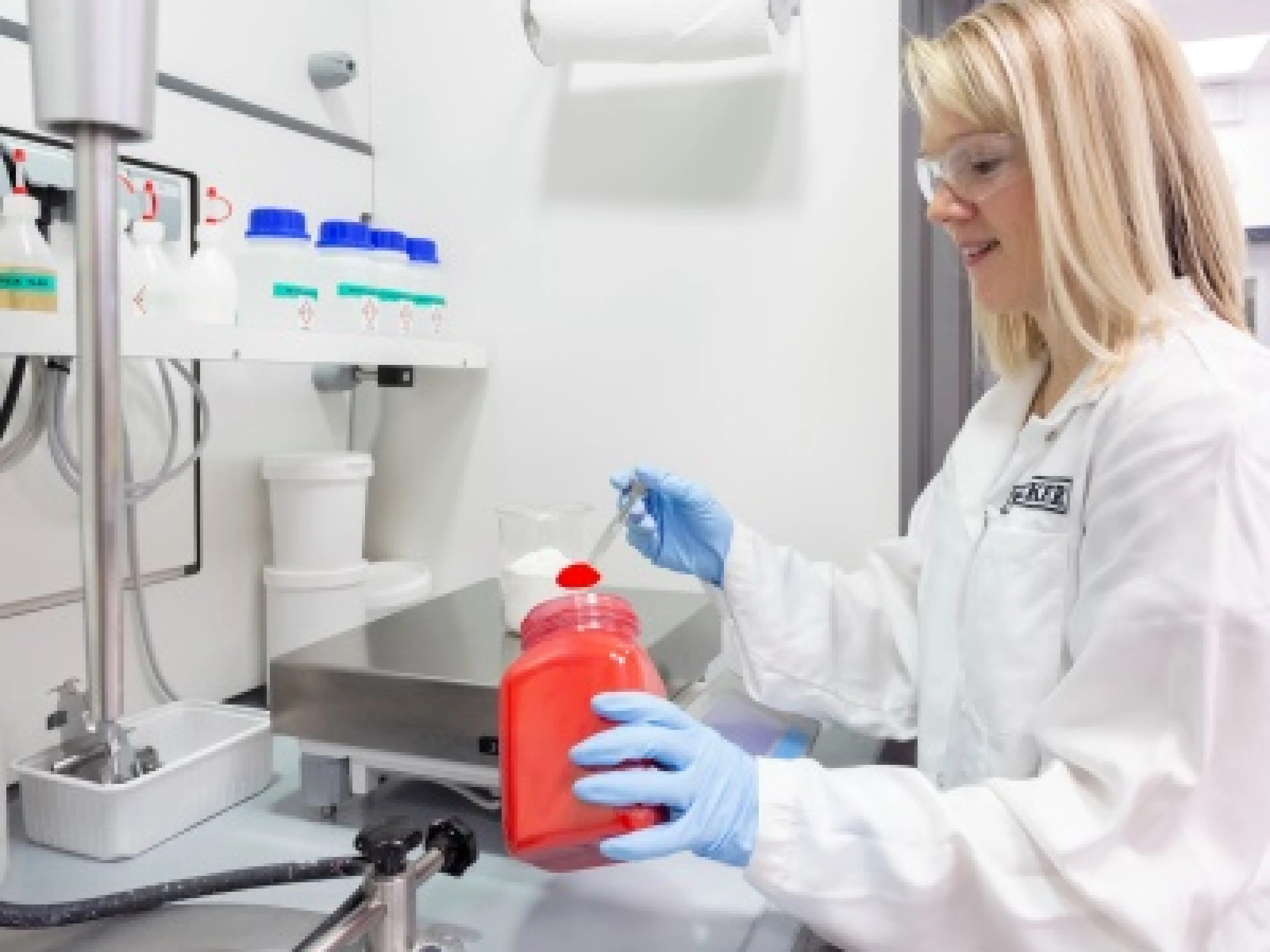 Wacker-Laborantin fügt Farbpigmente zum Dispersionspulver hinzu