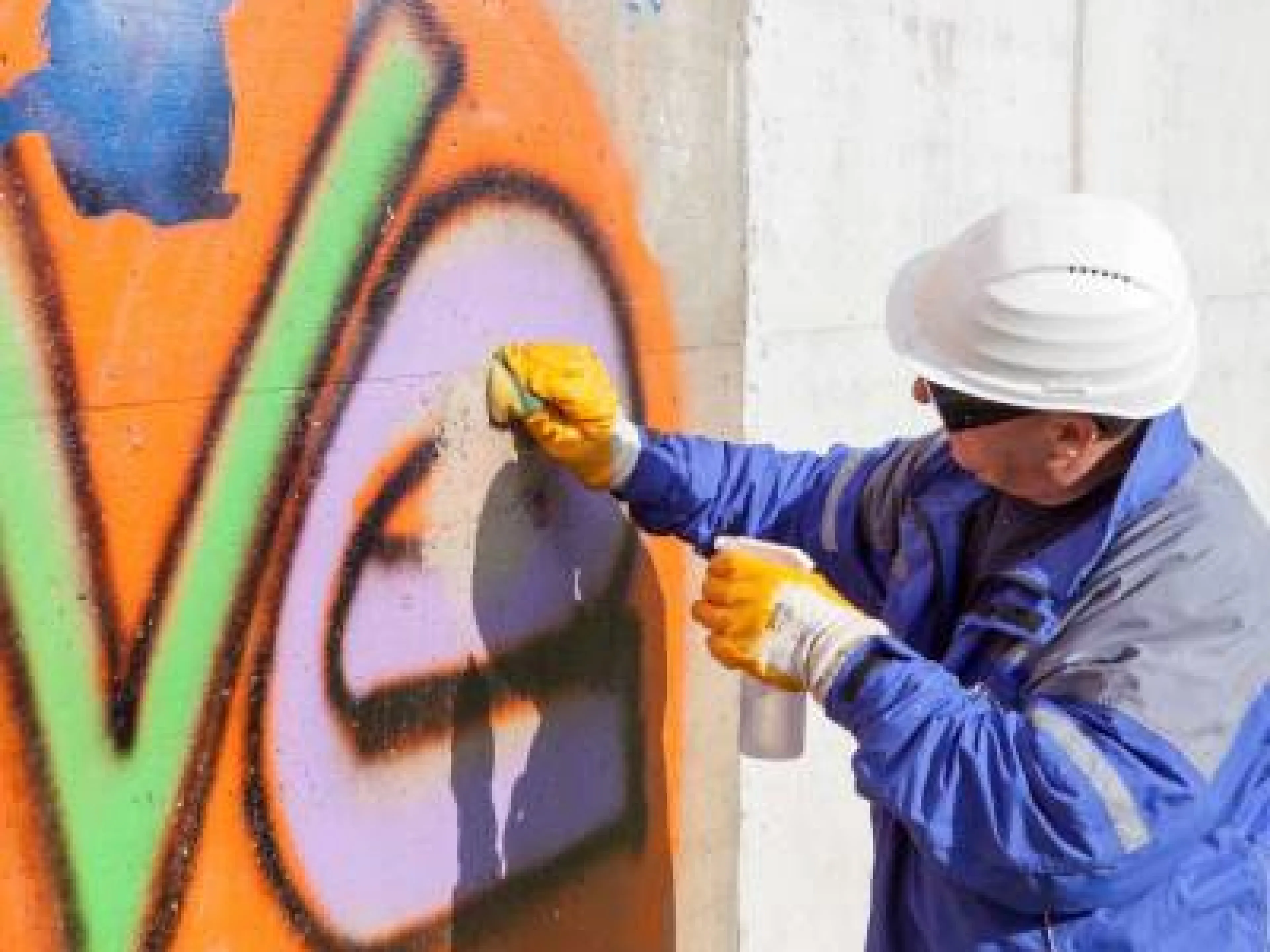 Dank der neuen Anti-Graffiti-Beschichtung von Wacker lassen sich Graffiti schnell und kostengünstig entfernen