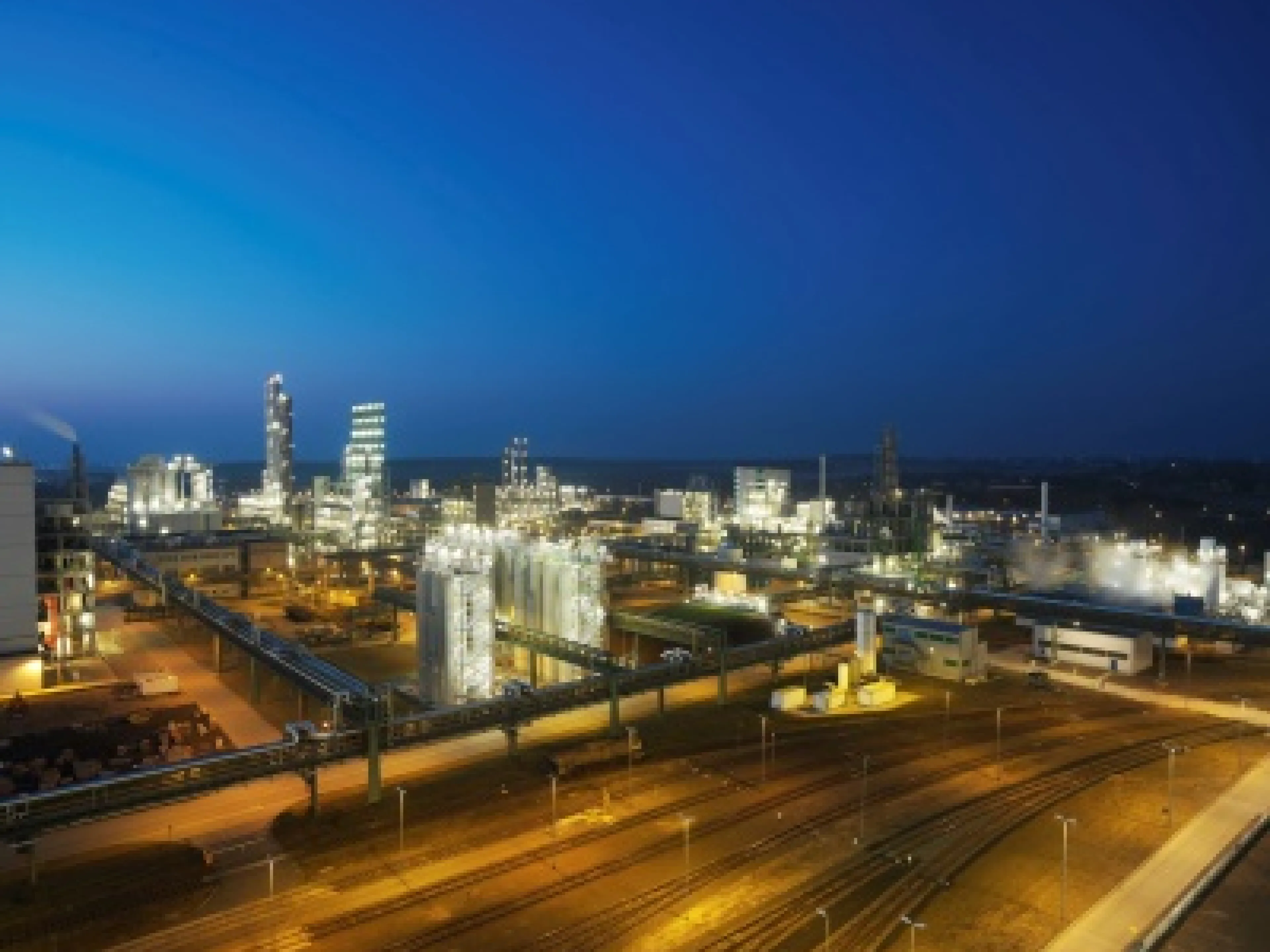 Am Standort Nünchritz produziert Wacker Silicone und Polysilicium. Von 2022 an wird der Chemiekonzern dort auch Hybridpolymere für Kleb- und Dichtstoffe herstellen