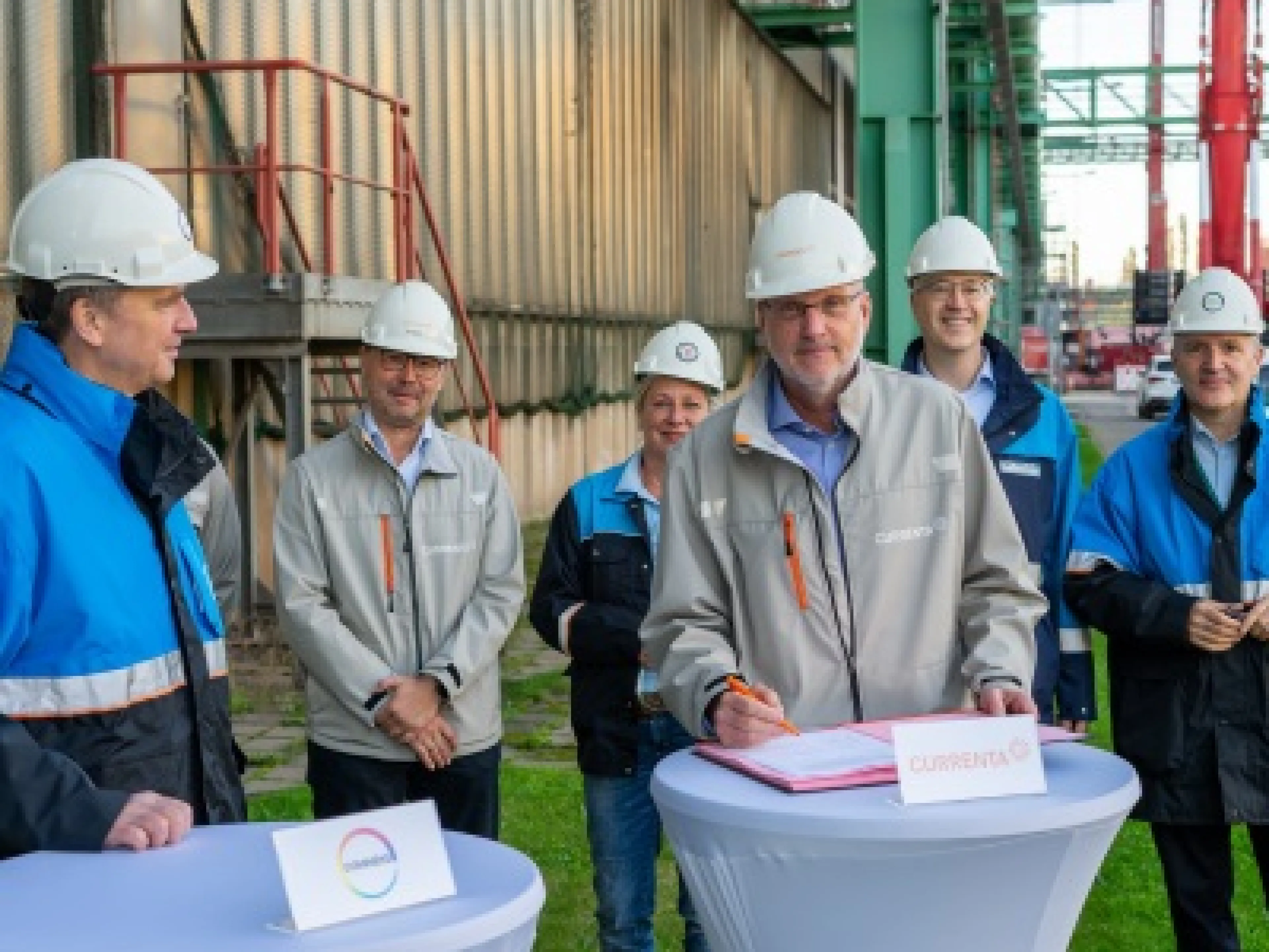 Dr. Daniel Koch, Covestro (links) und Frank Hyldmar von Currenta bei der Unterzeichnung des LOI
