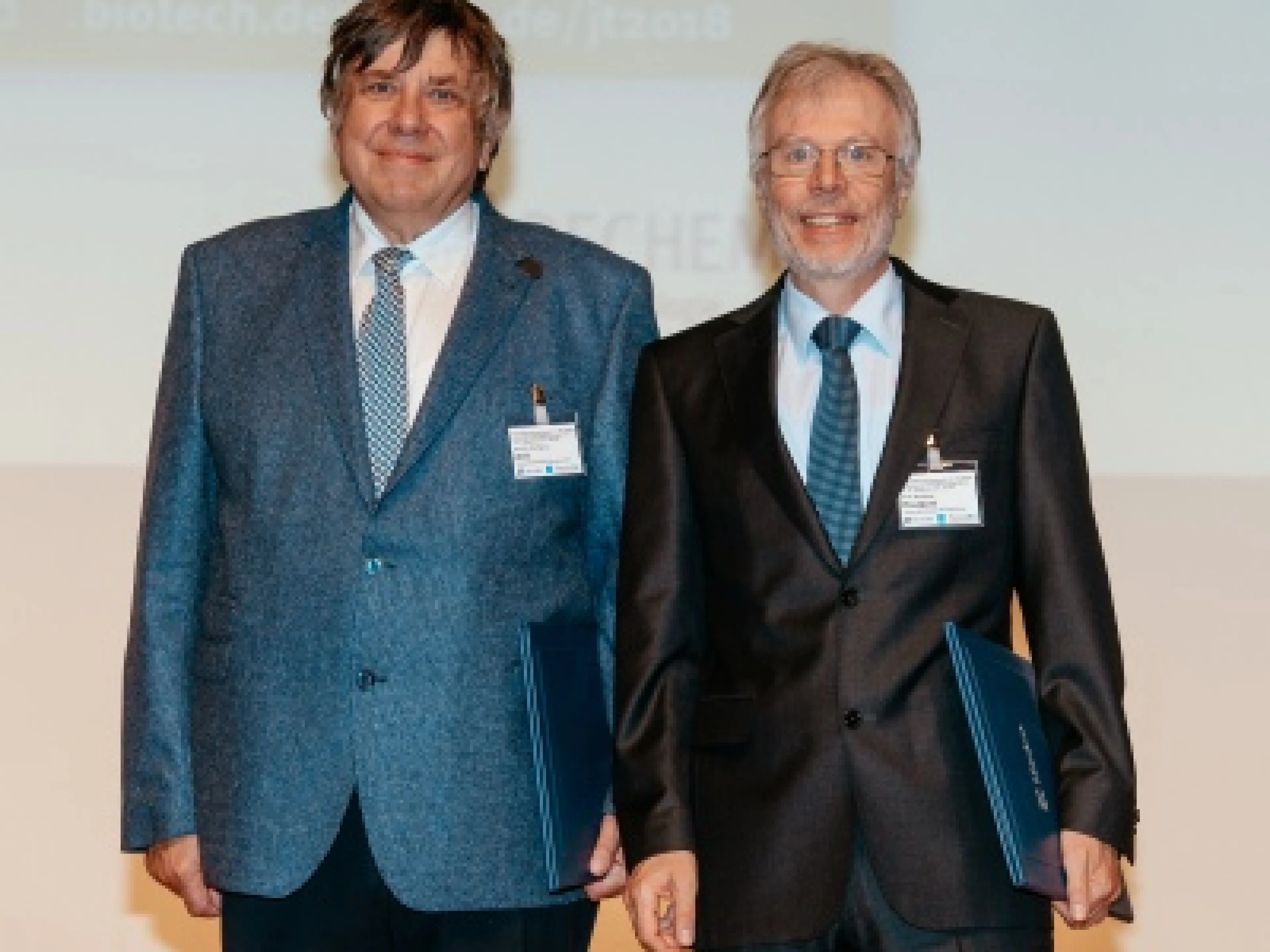 Wolfgang Arlt (l.) und Wolfgang Peukert werden mit den Processnet-Medaillen geehrt