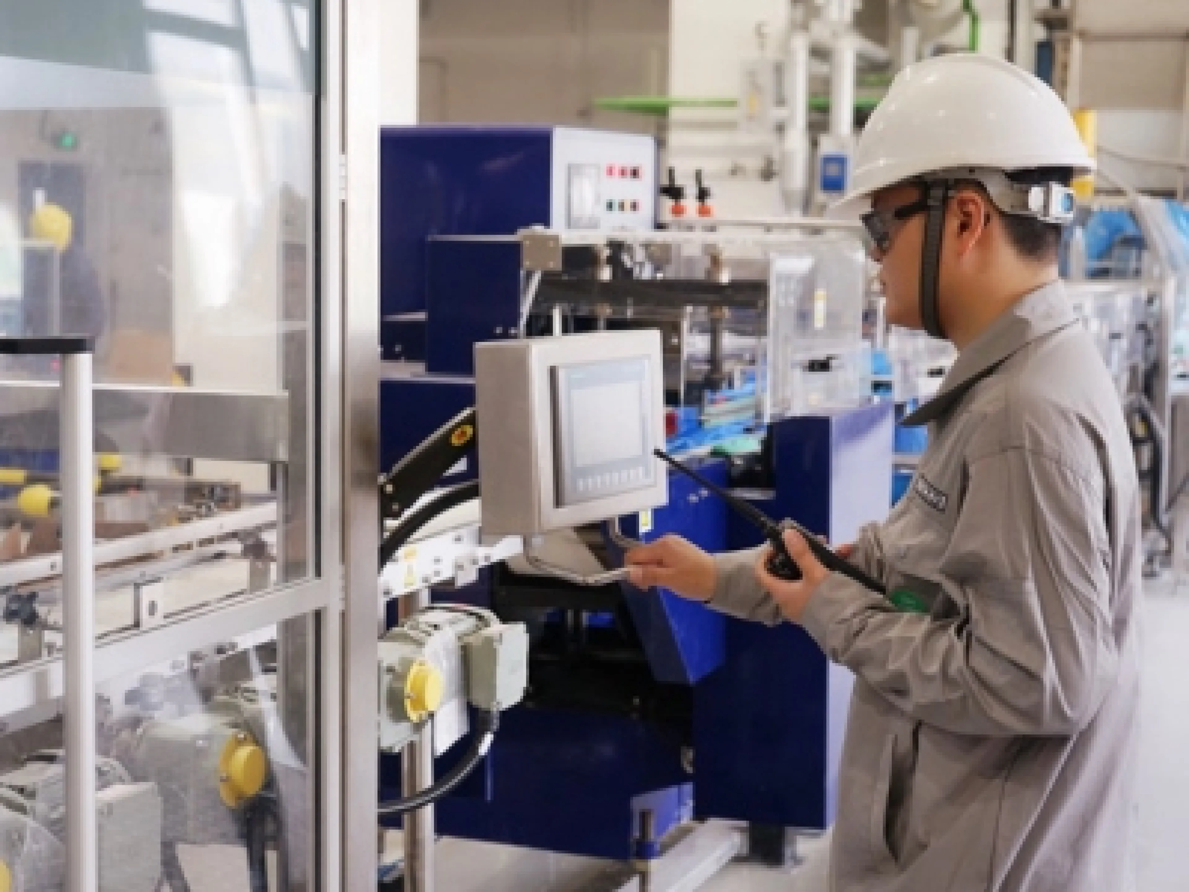 Der Münchner Chemiekonzern Wacker hat am Produktionsstandort Zhangjiagang, China, eine neue Produktionslinie für Siliconelastomere in Betrieb genommen