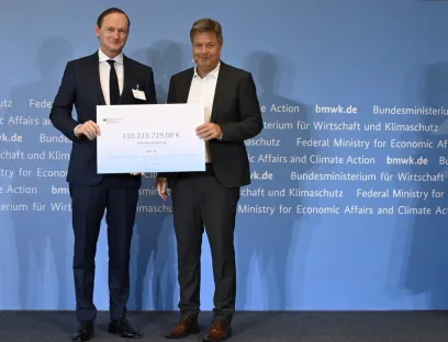 Robert Habeck (rechts), Bundesminister für Wirtschaft und Klimaschutz (rechts im Bild), übergab den Förderbescheid an Uwe Liebelt, Präsident Europäische Verbundstandorte, BASF, Bild: BMWK / Andreas Mertens Robert Habeck, Bundesminister für Wirtschaft und Klimaschutz, übergab den Förderbescheid an Uwe Liebelt, Präsident Europäische Verbundstandorte, BASF