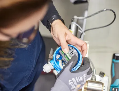 Endress+Hauser hat die weltweit anerkannte Zertifizierung IEC 62443-4-1 mit Reifegrad 3 für einen sicheren Produktentwicklungsprozess erhalten, Bild: Endress+Hauser Cyber Security: Endress+Hauser hat die weltweit anerkannte Zertifizierung IEC 62443-4-1 mit Reifegrad 3 für einen sicheren Produktentwicklungsprozess erhalten