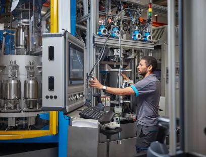 Ein Mitarbeiter von Endress+Hauser Flow in Reinach, Schweiz, bedient eine Kalibrieranlage, Bild: Endress+Hauser Ein Mitarbeiter von Endress+Hauser Flow in Reinach, Schweiz, bedient eine Kalibrieranlage