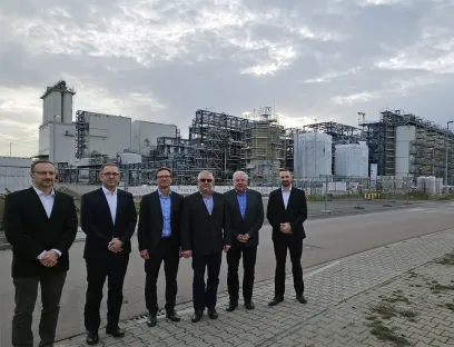 Im Chemiepark Leuna errichtet UPM die weltweit erste Bioraffinerie. v.l.n.r.: Roy Landmann, Volker Sembill (beide Bilfinger), Andreas Meggendorfer (UPM) Ralph Müller, Jörg Ulbrich (beide Bilfinger), Christian Köhler (UPM), Bild: Bilfinger Im Chemiepark Leuna errichtet UPM die weltweit erste Bioraffinerie. v.l.n.r.: Roy Landmann, Volker Sembill (beide Bilfinger), Andreas Meggendorfer (UPM) Ralph Müller, Jörg Ulbrich (beide Bilfinger), Christian Köhler (UPM).