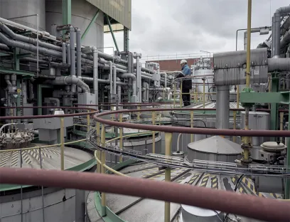 Eine der Covestro-Produktionsstraßen des Dormagener Polyester-Betriebs arbeitet KI-gesteuert, Bild: Covestro Eine der Covestro-Produktionsstraßen des Dormagener Polyester-Betriebs arbeitet KI-gesteuert.