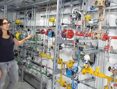Daniela Wieland, Ingenieurin bei Netze BW, erklärt die Funktionsweise der Mischanlage, in der Wasserstoff dem Erdgas beigemischt wird, Bild: Vega Daniela Wieland, Ingenieurin bei Netze BW, erklärt die Funktionsweise der Mischanlage, in der Wasserstoff dem Erdgas beigemischt wird