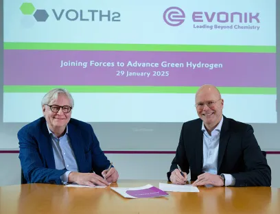 André Jurres von „VoltH2” (l.) und Peter Metten von Evonik (r.) unterzeichnen den Vertrag, Bild: Evonik André Jurres von „VoltH2” (l.) und Peter Metten von Evonik (r.) unterzeichnen den Vertrag