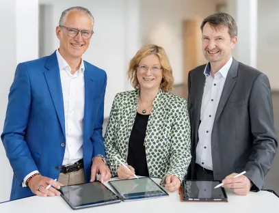 v.l.n.r.: Stefan Hansen, CEO bei NTT Data DACH, Dr. Heidi Grön, SVP Production & Technology der Division Smart Materials bei Evonik und Thomas Schiffer, Leiter der IT bei Evonik, Bild: NTT Data v.l.n.r.: Stefan Hansen, CEO bei NTT Data DACH, Dr. Heidi Grön, SVP Production & Technology der Division Smart Materials bei Evonik und Thomas Schiffer, Leiter der IT bei Evonik