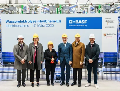 (v.l.n.r.) Manuel Mundt, VP Finanzen Sustainable Energy Systems bei Siemens Energy, Katja Scharpwinkel, Standortleiterin des BASF-Werks Ludwigshafen, Katrin Eder, Ministerin für Klimaschutz, Umwelt und Mobilität von Rheinland-Pfalz, Udo Philipp, Staatssekretär BMWK, Stephan Kothrade, CTO BASF und Christoph Schütte, Geschäftsführer Siemens Energy Deutschland, Bild: BASF Feierliche Inbetriebname des Wasserelektrolyseurs im BASF-Stammwerk Ludwigshafen