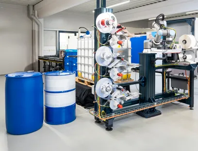 Moin Robotics integriert robotergestützte Etikettieranlage für IBCs und Fässer, Bild: Bluhm Systeme Moin Robotics integriert robotergestützte Etikettieranlage für IBCs und Fässer
