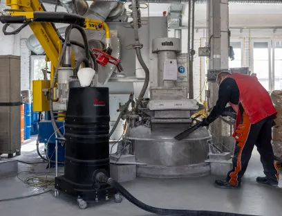 Bei der Lackherstellung werden pulverförmige Füllstoffe in lösemittelhaltige Vorlagen dosiert. Hier kommt ein Gas-Ex-Sauger zum Einsatz als kombinierter Gas- und Staubexplosionsschutz, Bild: Ruwac Industriesauger Bei der Lackherstellung werden pulverförmige Füllstoffe in lösemittelhaltige Vorlagen dosiert. Hier kommt ein Gas-Ex-Sauger von Ruwac zum Einsatz als kombinierter Gas- und Staubexplosionsschutz