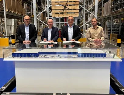 v.l.n.r.: Christian Siener, Leiter Supply Chain Management & Einkauf bei Caramba, Reiner Eckhardt, Geschäftsführer von Caramba, Andreas Mayer, Mitglied der Geschäftsleitung Rhenus Warehousing Solutions und Henning Brands, Niederlassungsleitung, Rhenus Warehousing Solutions freuen sich über die Kooperation, Bild: Caramba Christian Siener, Leiter Supply Chain Management & Einkauf bei Caramba, Reiner Eckhardt, Geschäftsführer von Caramba, Andreas Mayer, Mitglied der Geschäftsleitung Rhenus Warehousing Solutions und Henning Brands, Niederlassungsleitung, Rhenus Warehousing Solutions freuen sich über die Kooperation im Bereich Gefahrgut-Logistik