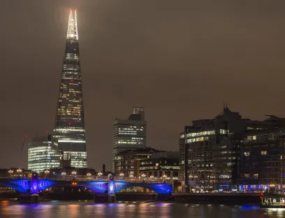 Die Aluminiumfassade von „The Shard“ in London wurde mit „Interpon D2525“ gestrichen. Diese wurde mit Breeam Excellent bewertet, einem weltweit anerkannten Standard zur Bewertung und Zertifizierung der Nachhaltigkeit von Gebäuden und Infrastruktur, Bild: BASF Durch die Zusammenarbeit mit Arkema und BASF entlang der Wertschöpfungskette hat Akzo Nobel den CO2-Fußabdruck seiner superlanglebigen Pulverlacke um bis zu 40 Prozent gesenkt