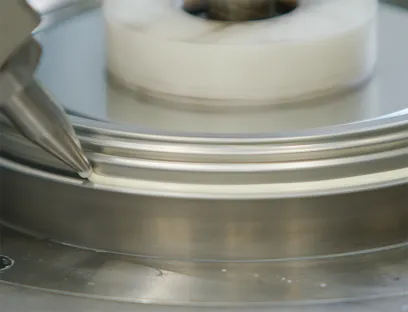 Abdichtung in den Nahtkanälen der Doppel- und Dreifachnähte, Bild: Henkel Emballator verwendet bereits seit den 1990er Jahren Darex-Produkte von Henkel Adhesive Technologies zur Abdichtung der Nahtkanäle der Doppel- und Dreifachnähte