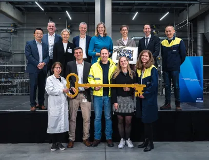 Zur Inbetriebnahme der neuen Anlage für Autoserienlacke von BASF Coatings wurde ein symbolischer Schlüssel übergeben