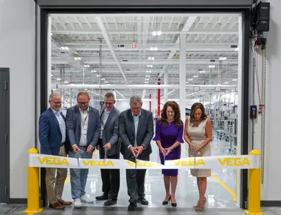 v.l.n.r.: Große Freude beim Grand Opening: Scott Rollman, Patrick Herrmann, Ron Foltz und John Groom von Vega eröffnen gemeinsam mit Bürgermeisterin Diana K. Nelson und Gina Rittinger (Wirtschaftsverband Redi Cincinnati) die neue Elektronikfertigung in Mason
