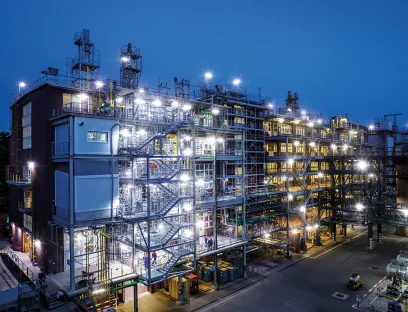 Testanlage von BASF zur Methanpyrolyse am Standort Ludwigshafen mit neuartigem Reaktor. Darin kommt zum ersten Mal eine spezielle Technologie zum Einsatz, bei der Methan besonders effizient gespalten wird. Daher sind der Wirkungsgrad und die Prozesseffizienz sehr hoch. Um die Technologie weiter zu skalieren und als wettbewerbsfähige Alternative für die Wasserstoffherstellung anzubieten, planen BASF und Exxon Mobil den Bau und Betrieb einer Demonstrationsanlage