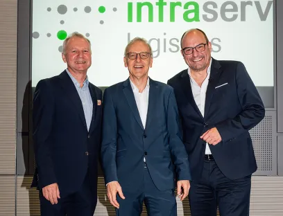Dr. Alexander Wagner, Geschäfsführer Infraserv Höchst (rechts), hat Dr. Andreas Brockmeyer in den Ruhestand verabschiedet. Dr. Klaus Alberti (links) übernimmt 2026 die alleinige Geschäftsführung der Infraserv Logistics
