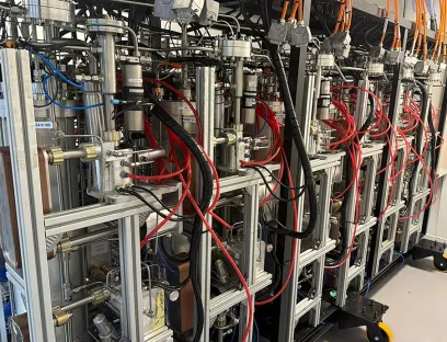 Segment mit 48 ölfreien Turbo Kompressoren in Serieschaltung zur Isotopen-Anreicherung