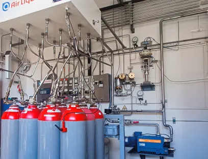 Ölgeschmierte Drehschieber-Vakuumpumpe von Busch in Wasserstoffausführung im Einsatz in einer Abfüllanlage der Spezialgase bei Air Liquide Austria