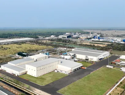 Wacker hat die zweite Ausbaustufe seines Produktionsstandorts im indischen Panagarh erfolgreich abgeschlossen. In dem neuen Produktionskomplex (links) werden Siliconemulsionen für die Region produziert