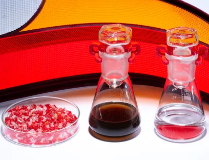 Chemisches Recycling - Test mit realen Post-Consumer Abfällen: Im Pilotmaßstab wurden alte Auto-Rückleuchten aus PMMA bei Myremono depolymerisiert und am Standort Worms von Röhm zu MMA in Neuwarequalität aufgearbeitet