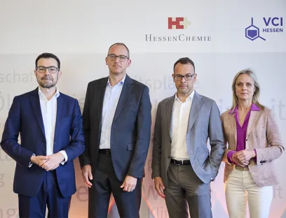 Chemieindustrie im Visier: v.l.n.r.: Dirk Meyer (Hessenchemie), Oliver Coenenberg (Sanofi-Aventis Deutschland), Dr. Joachim Kreysing (Infraserv Höchst), Sula Lockl (VCI Hessen)