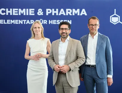 VCI Hessen Geschäftsführerin Sula Lockl, der stellvertretende hessische Ministerpräsident Kaweh Mansoori und VCI Hessen Vorstandsvorsitzender Dr. Joachim Kreysing
