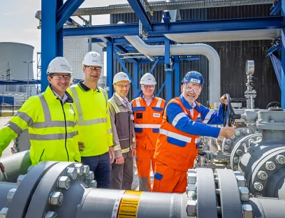 Bei einem Treffen in Lingen wurde jetzt symbolisch der Wasserstoff auf die Reise geschickt - v.l.n.r.: Dennis Hoeveler, Bereichsleiter Technik bei Nowega, Thomas Hüwener, CEO von OGE, Thomas Basten, CEO von Syneqt, Nikolaus Valerius, CEO RWE Generation, und Andreas Kuhlmann, Vorstandsvorsitzender des Deutschen Wasserstoffverbandes