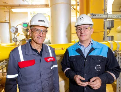 Micheal Ertl, Leiter Geschäftsbereich Inorganic Pigments, und Rob Eek, Produktionsleiter bei Covestro in Krefeld-Uerdingen, vor der neuen Wasserstoff-Leitung, die die Anlage für Eisenoxide von Lanxess versorgt, Bild: Lanxess