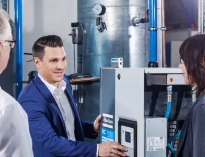 "Am sichersten fährt, wer mit uns eine Instandhaltungsvereinbarung über die gesamte Lebensdauer der Maschine trifft", sagt Thomas Friedrich (Bildmitte). "Diese Full-Service-Vereinbarungen bieten quasi eine Langzeitgarantie, die alle Eventualitäten abdeckt."; Bild: Atlas Copco Thomas Friedrich, Leiter Marketing und Vertrieb im Service bei Atlas Copco Kompressoren und Drucklufttechnik