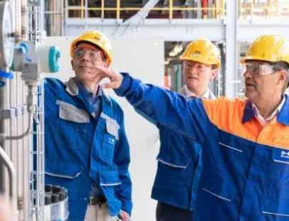 Besichtigung der Testanlage für CO2-freies Verfahren zur Wasserstoffproduktion
