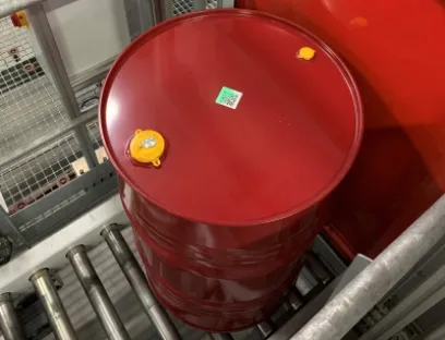 Mit Hilfe des QR-Codes auf dem Deckel lässt sich dieses Fass überall auf der Welt sofort lokalisieren: Als Vorreiter in der chemischen Industrie führt BASF ein neues Verfahren ein, um bald jedes einzelne Gebinde nachverfolgen zu können; die Systemlösung für die Kennzeichnung wurde in Zusammenarbeit mit Herma entwickelt, Bild: BASF Mit Hilfe des QR-Codes auf dem Deckel lässt sich dieses Fass überall auf der Welt sofort lokalisieren