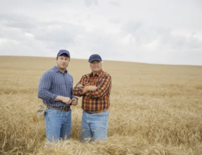 Mit Revysol erhalten Landwirte ein neues und effektives Werkzeug, um ihre Pflanzen über einen längeren Zeitraum nachhaltig vor Krankheiten zu schützen und dabei gesund zu bleiben, Bild: BASF Landwirte auf Feld