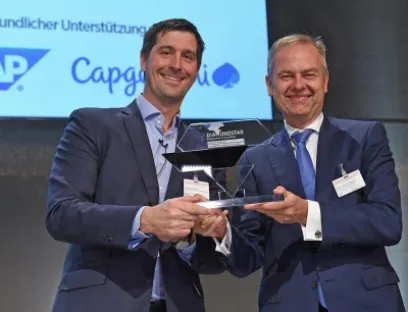 Jochen Bechtold, Capgemini Deutschland (links), überreicht den Diamond Star „Best Industrial Business Solution 4.0“ an Boge Geschäftsführer Wolf D. Meier-Scheuven, Bild: Euroforum Deutschland GmbH / Vogt GmbH Preisverleihung Diamond Star 2017