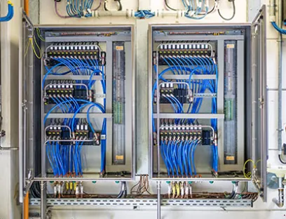 In den Atex-Schaltschränken sind je nach benötigter pneumatischer Verschaltung 3/2- und 5/2-Wege Hubanker-Magnetventile platzsparend untergebracht, Bild: Werner Bennek, Bürkert Fluid Control Systems In den Atex-Schaltschränken sind je nach benötigter pneumatischer Verschaltung 3/2- und 5/2-Wege Hubanker-Magnetventile platzsparend untergebracht