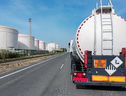 Funktionsfähige Verkehrswege stärken die Wettbewerbsfähigkeit der Chemieindustrie, Bild: Adobe Stocks / M. Perfectti Chemielogistik: LKW auf Straße