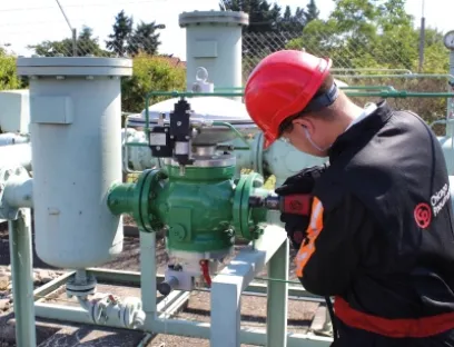 Im Bild wird gerade mit einem Schlagschrauber des Typs CP 6748 EX ein Gas-Druckregelgerät gewartet, Bild: Chicago Pneumatic Im Bild wird gerade mit einem Schlagschrauber des Typs CP 6748 EX ein Gas-Druckregelgerät gewartet