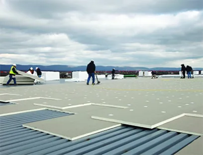 MDI basierend auf massenbilanzierten, bio-zirkulären Rohstoffen wird von Carlisle in Gebäudedämmplatten aus Hartschaum eingesetzt, Bild: Covestro MDI basierend auf massenbilanzierten, bio-zirkulären Rohstoffen wird von Carlisle in Gebäudedämmplatten aus Hartschaum eingesetzt