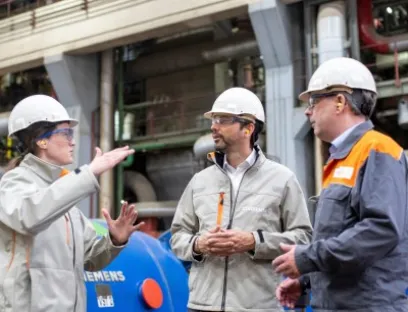 Axel Pompe (Mitte), Leiter der Business Unit Energy, Projektleiterin Maike Hennen und Ulrich Lohmann im Uerdinger Kraftwerk, Bild: Currenta Chemieparkbetreiber Currenta geht den nächsten Schritt in Richtung des nachhaltigen Chemparks