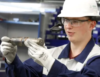 Ein absoluter Pluspunkt: Das freihändige Arbeiten mit der Datenbrille, Bild: Infraserv GmbH & Co. Höchst KG Ein absoluter Pluspunkt: Das freihändige Arbeiten mit der Datenbrille