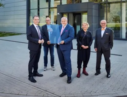 Matthias Altendorf übergibt Dr. Peter Selders vor dem neuen Gebäude eine Kachel aus Schmelzglas, aus der das neue Wandbild „Global Player“ gefertigt ist (v.l.n.r.): Dr. Peter Selders, Geschäftsführer von Endress+Hauser Level+Pressure in Maulburg, Architekt Thomas Duttlinger, Matthias Altendorf, CEO der Endress+Hauser Gruppe, Künstlerin Britta Schmidhauser und Dr. h.c. Klaus Endress, Verwaltungsratspräsident der Endress+Hauser Gruppe, Bild: Endress+Hauser Matthias Altendorf übergibt Dr. Peter Selders vor dem neuen Gebäude eine Kachel aus Schmelzglas
